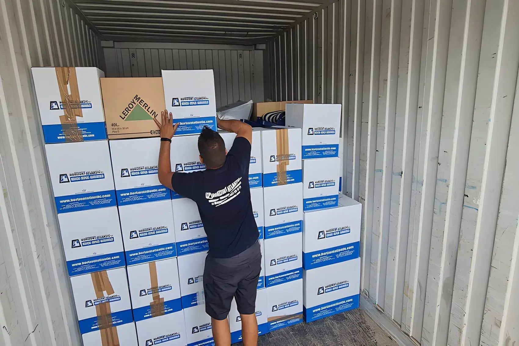 operario realizando mudanza de documentos a canarias